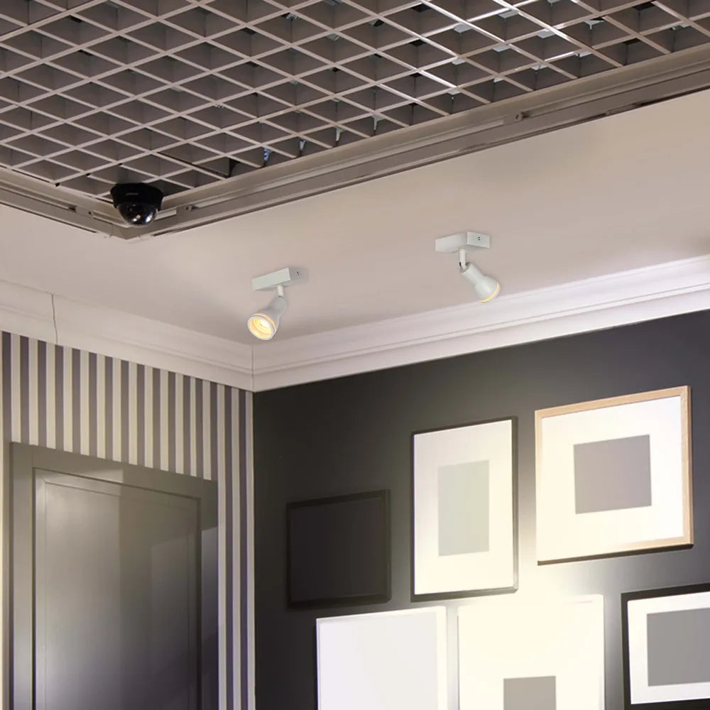 Moderno accesorio de foco Luma Cylindro GU10 que ilumina una sala de estar elegante con decoración contemporánea y ambiente cálido.172-03216