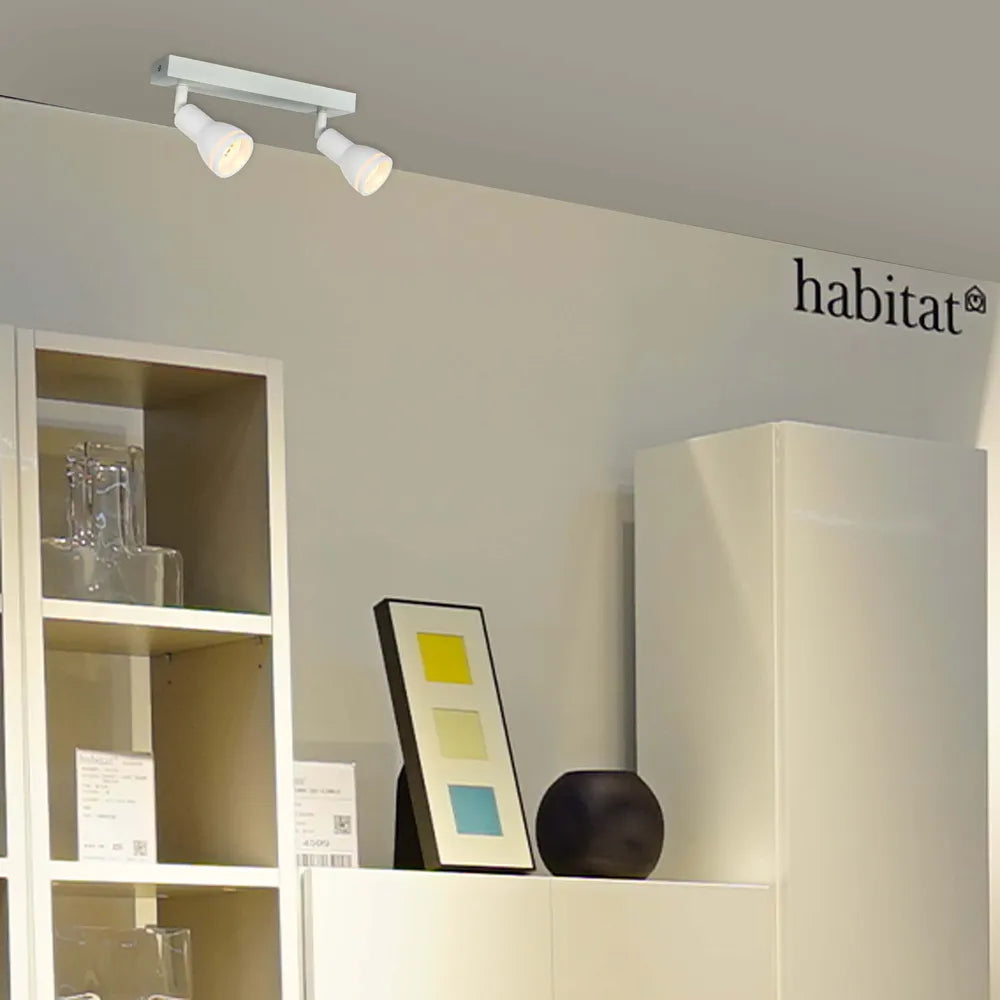 El moderno accesorio del proyector Luma Cylindro GU10 ilumina un comedor elegante, mejorando la decoración contemporánea con una funcionalidad estilizada. 172-03218