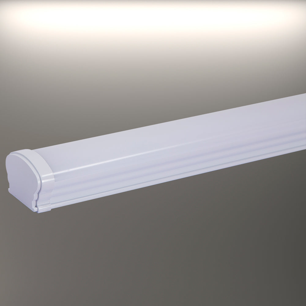 Imagen de un batten lineal LED de 48W, ideal para garajes o talleres con decoración industrial, ofreciendo luz blanca fría y certificación IP65.
