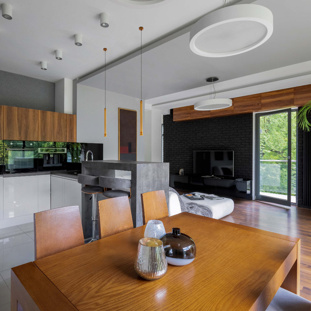 Luz colgante LED negra y bronce, ideal para comedores modernos, brinda un ambiente cálido con su luz de 3000K.