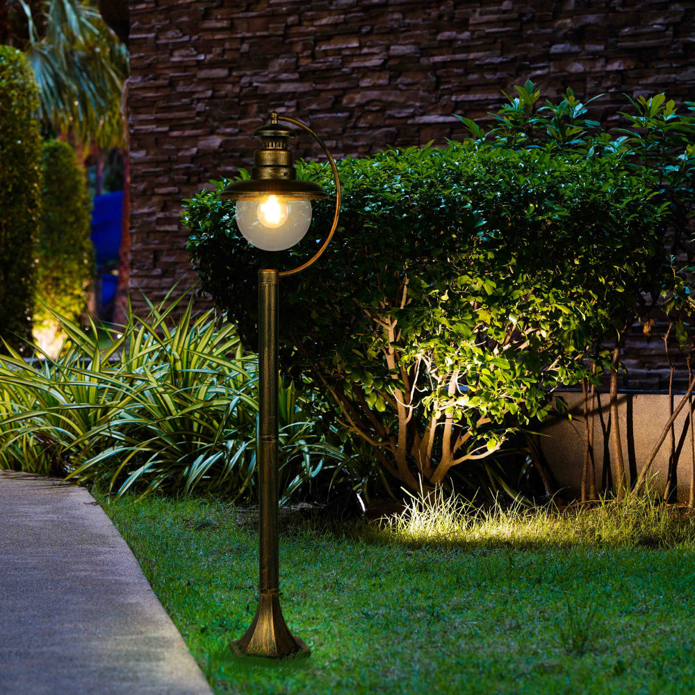 Luz de camino exterior tipo bolardo, ideal para jardines con estilo contemporáneo, con un diseño negro y detalles dorados.