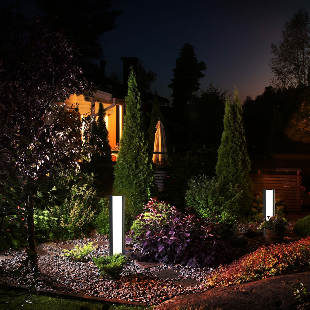 Luz de sendero exterior LED de 20W en un diseño moderno, ideal para iluminar jardines y caminos en decoraciones contemporáneas.