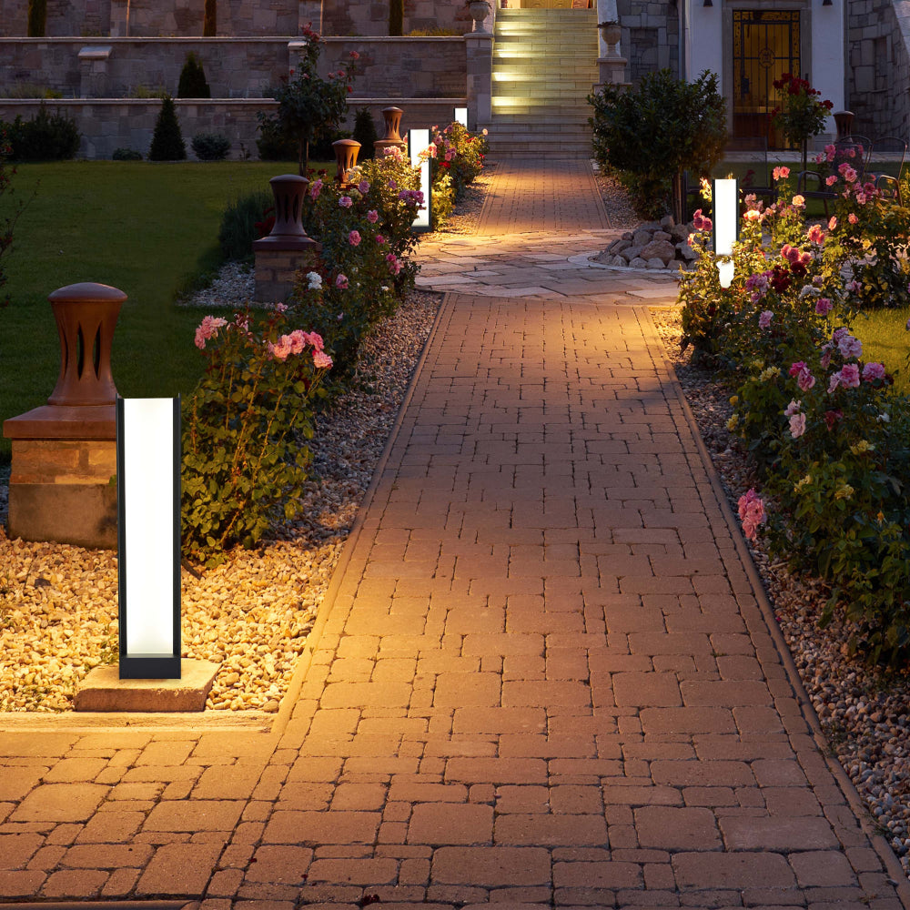Luz de sendero LED de 20W, ideal para exteriores, resalta jardines y caminos en decoración contemporánea.