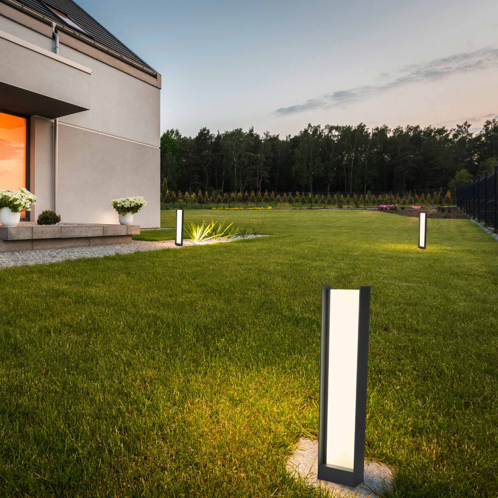 Imagen de una luminaria de bolardo LED para exteriores, perfecta para senderos en jardines modernos y contemporáneos.