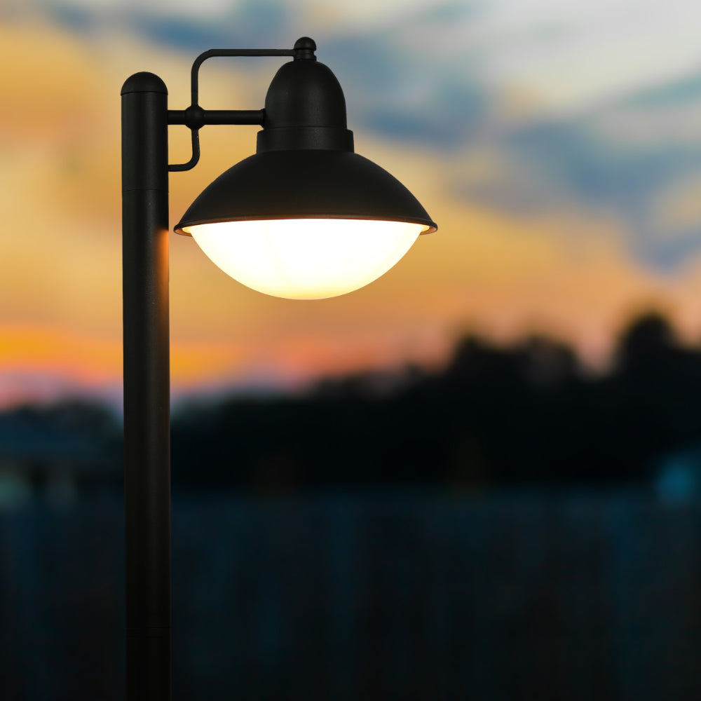 Luz de bolardo oscura E27, ideal para senderos exteriores en jardines contemporáneos, complementando la decoración moderna al aire libre.