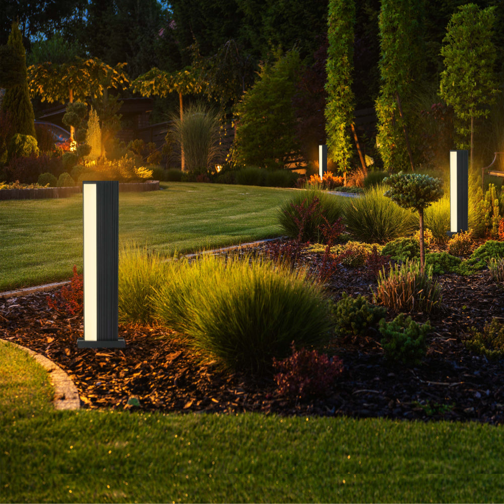 Luz bollard LED de 20W, ideal para iluminar senderos en jardines modernos y áreas exteriores. Diseño contemporáneo y funcional.
