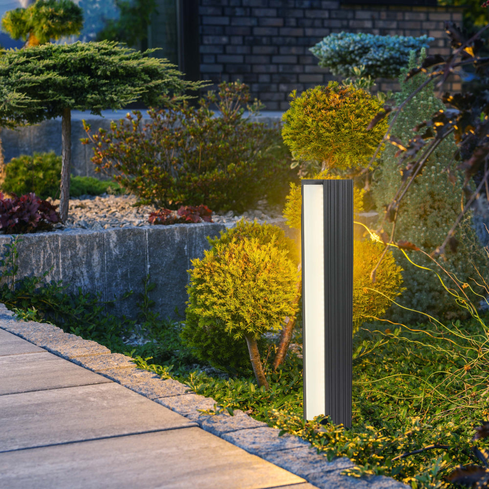 Imagen principal de un farol de jardín LED de 20W, ideal para iluminar senderos en exteriores con estilo moderno.