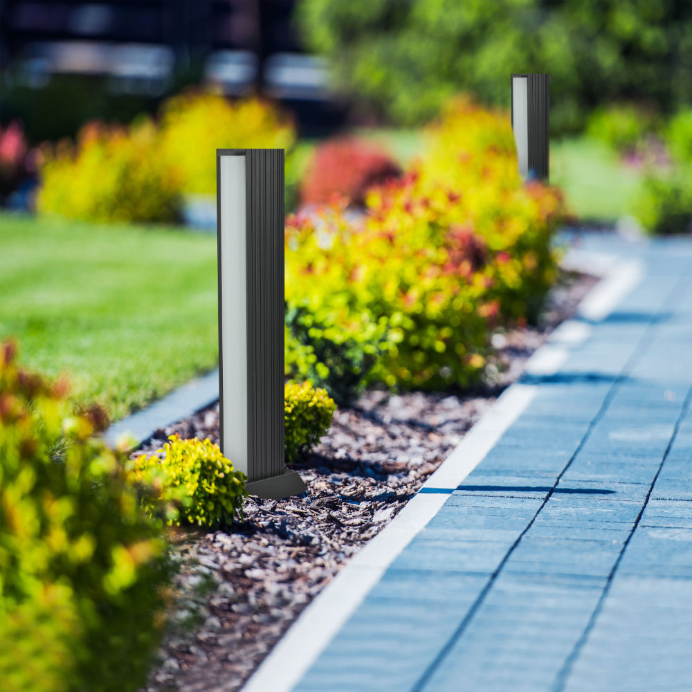 Luz de camino exterior LED de 20W, ideal para jardines en estilo contemporáneo, ofreciendo iluminación funcional y elegante.