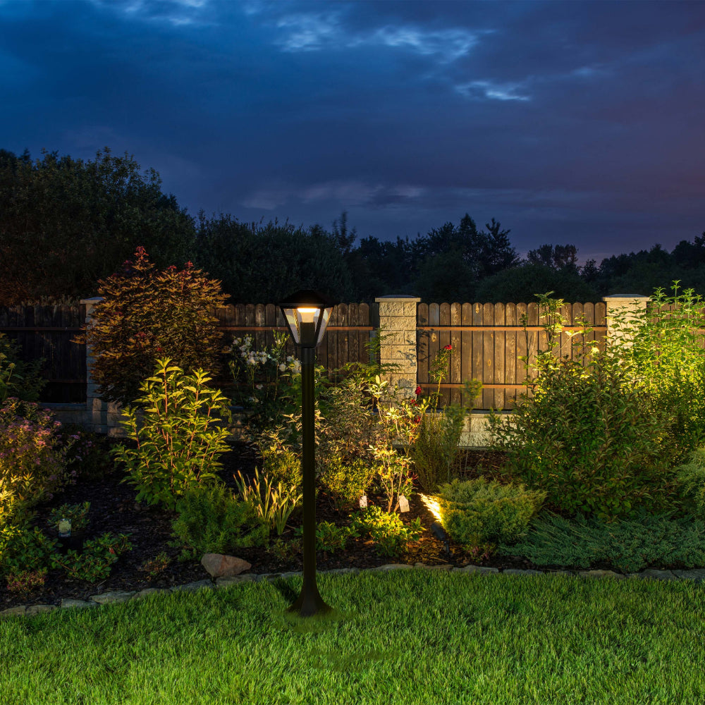 Luz de bolardo exterior negra E27, ideal para iluminar caminos en jardines con estilo moderno y elegante.