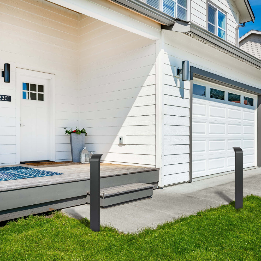 Luz bollard LED de 7W, ideal para caminos exteriores en jardines modernos, proporcionando iluminación ambiental elegante.