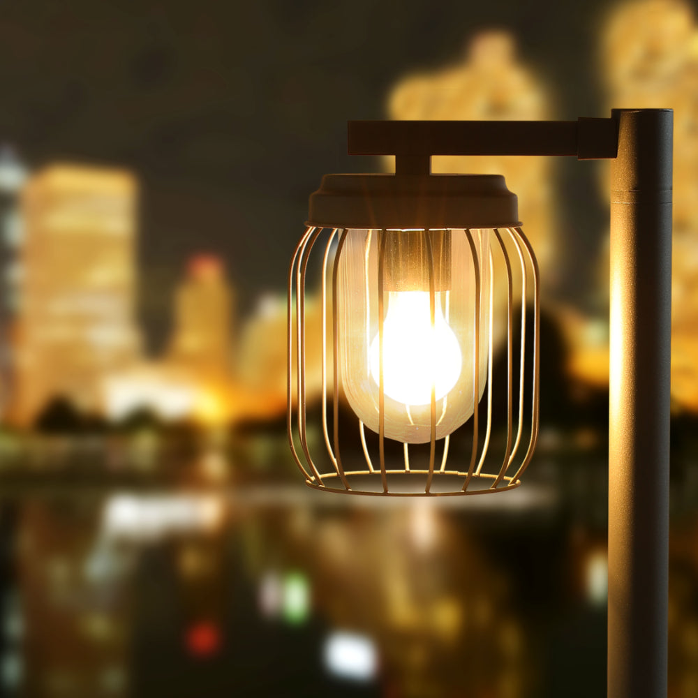 Farola de jardín tipo bollard en gris oscuro, ideal para iluminar caminos en exteriores con estilo moderno y elegante.