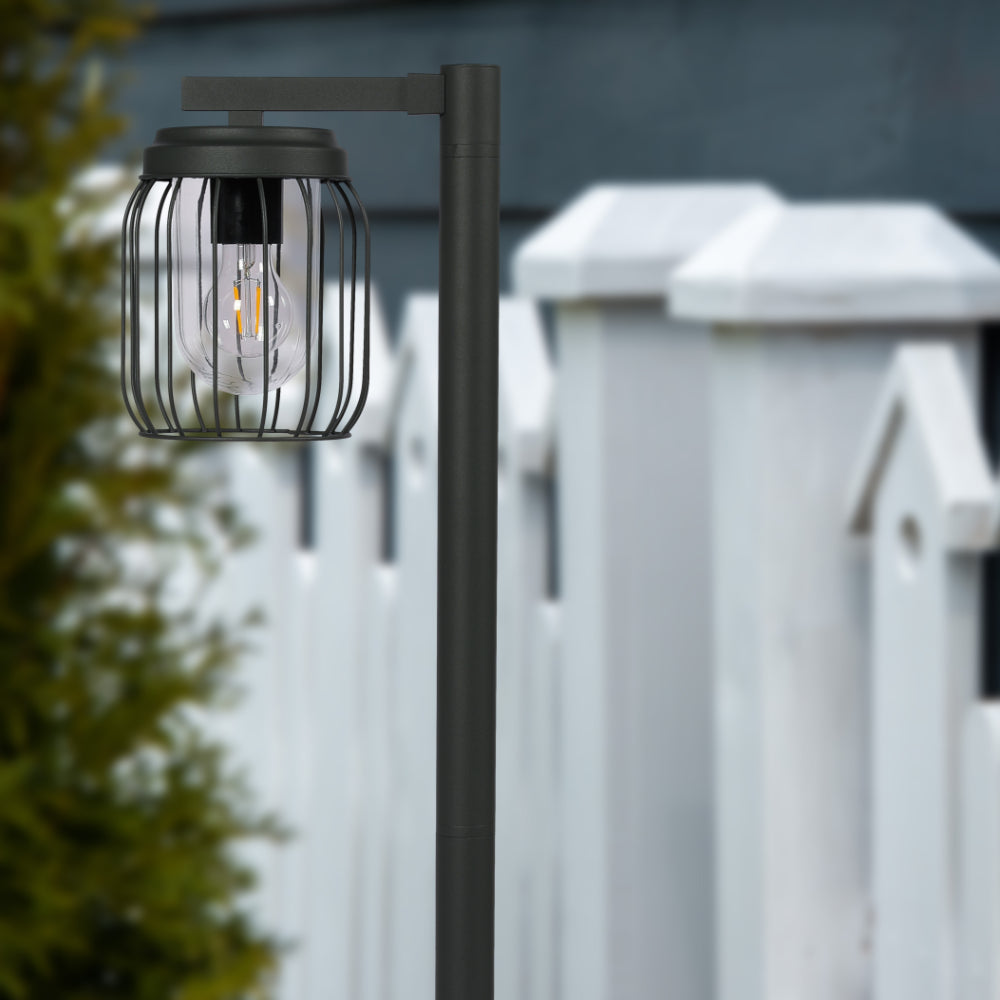 Imagen de un farol de jardín tipo bolardo, ideal para senderos exteriores en decoración contemporánea.