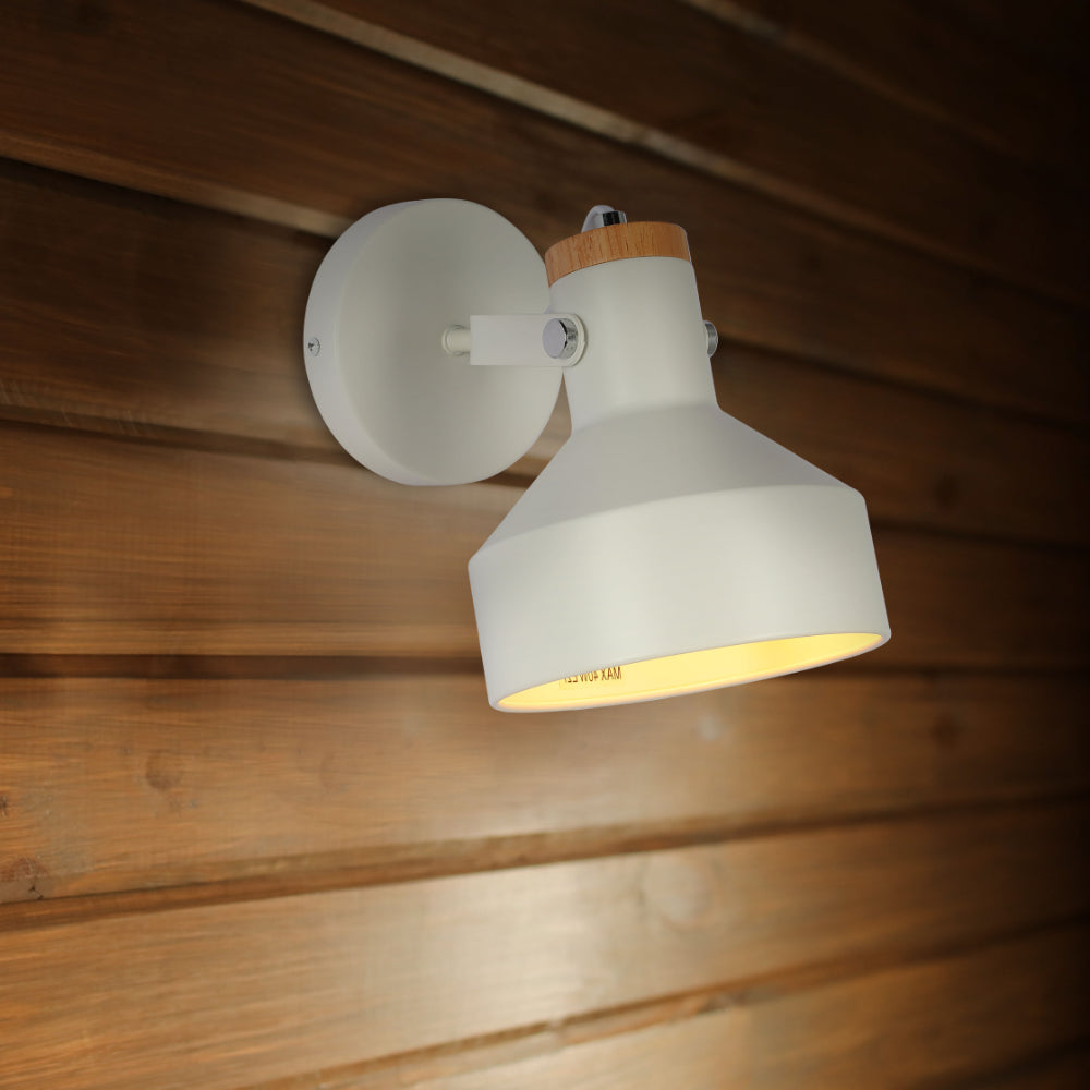 Luz de pared de madera nórdica, ideal para salones modernos, añadiendo un toque cálido y elegante a la decoración.