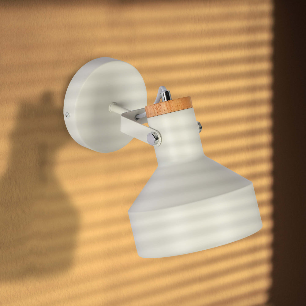 Luz de pared de madera nórdica, ideal para salas modernas, agrega un toque acogedor y elegante al decorado interior.