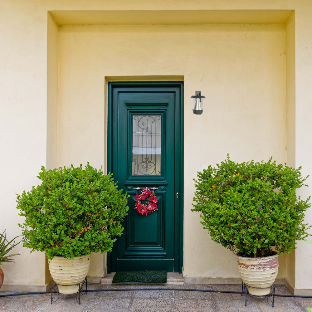 Luz de pared LED exterior blanca, ideal para jardines con estilo moderno y contemporáneo. Perfecta para iluminación funcional.