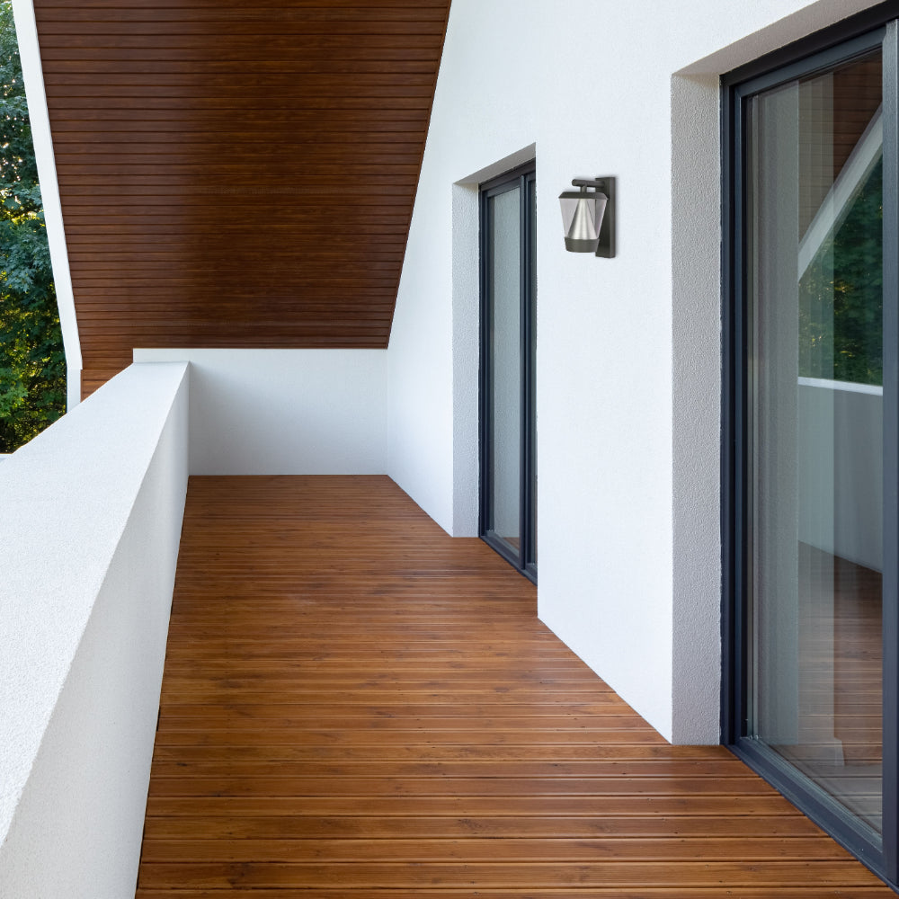 Luz de pared exterior con diseño lantern, ideal para jardines modernos, proporcionando iluminación funcional y elegante.