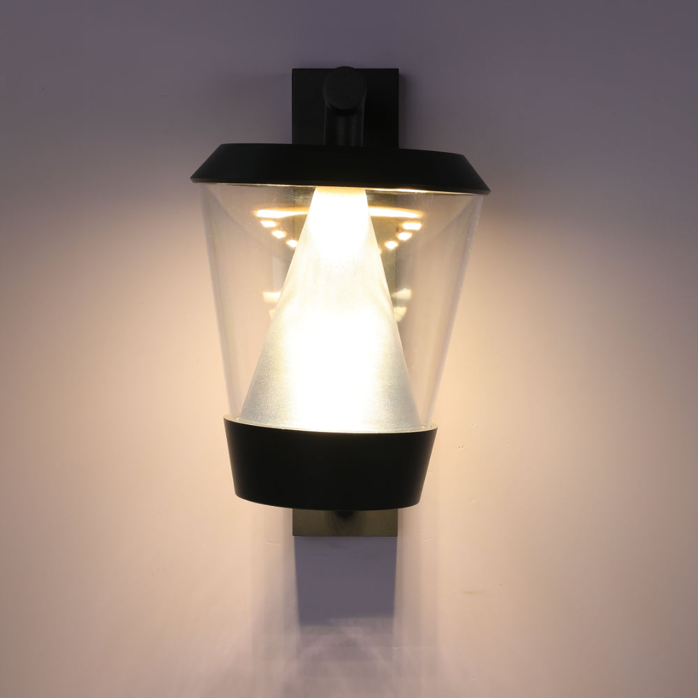 Luz de pared LED exterior estilo farol, ideal para jardines modernos, ofreciendo iluminación cálida y acogedora.