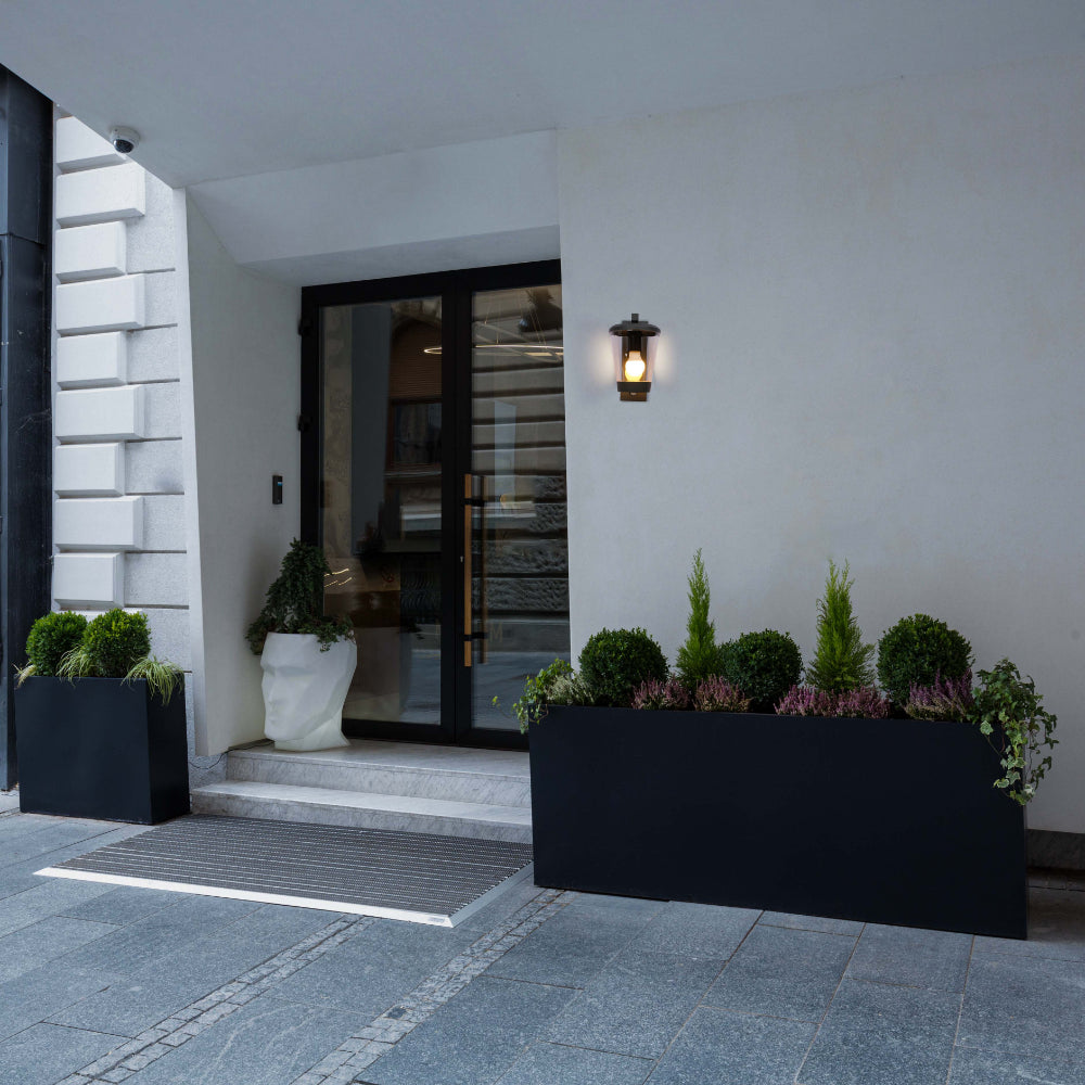 Lámpara de pared moderna en gris oscuro, ideal para exteriores, complementa decoraciones contemporáneas con estilo y funcionalidad.