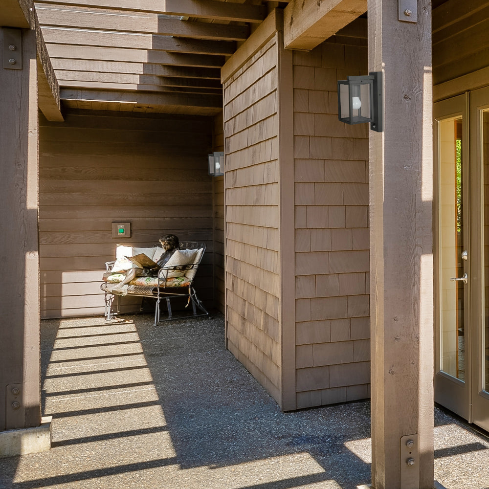 Aplique de pared lanterna de exterior en gris oscuro, ideal para patios con estilo moderno y contemporáneo.