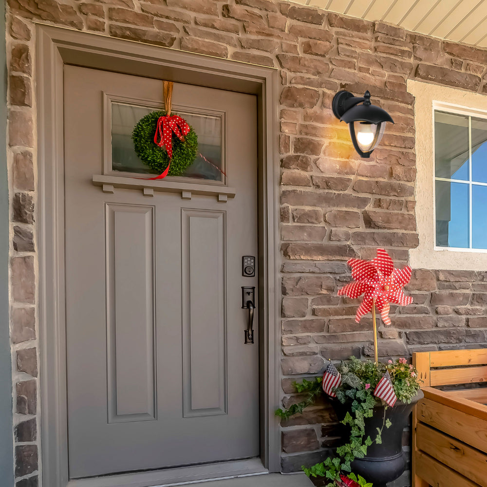 Lámpara de pared exterior con diseño clásico, ideal para jardines y entradas, complementa decoraciones rústicas y modernas.