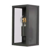 Luz de pared externa Oxford en gris oscuro, ideal para patios en decoraciones contemporáneas y rústicas.