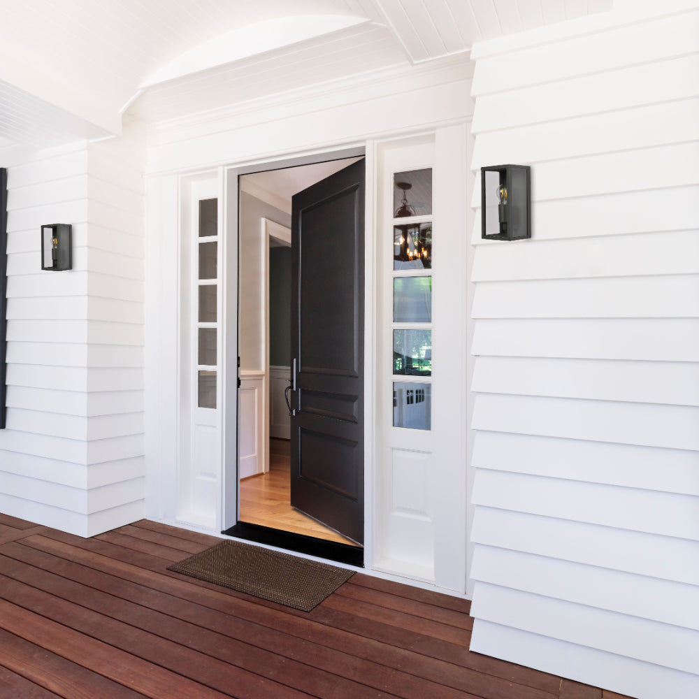 Lámpara de pared exterior estilo rústico, ideal para jardines o patios, con diseño de caja y material gris oscuro.