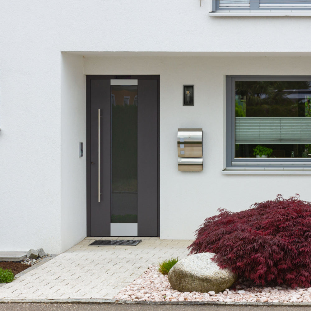 Lámpara de pared exterior en gris oscuro, ideal para patios o jardines con estilo moderno y elegante.