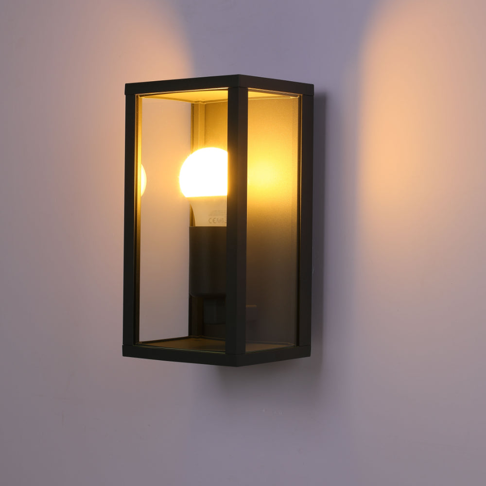 Apliqué de pared tipo farol exterior en gris oscuro, ideal para jardines rústicos y entradas con estilo elegante y acogedor.