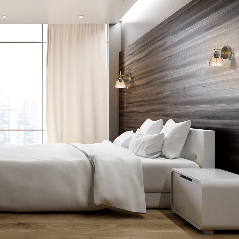 Lámpara de pared de vidrio en forma de cono con acabado dorado, perfecta para salones modernos con estilo elegante y contemporáneo.