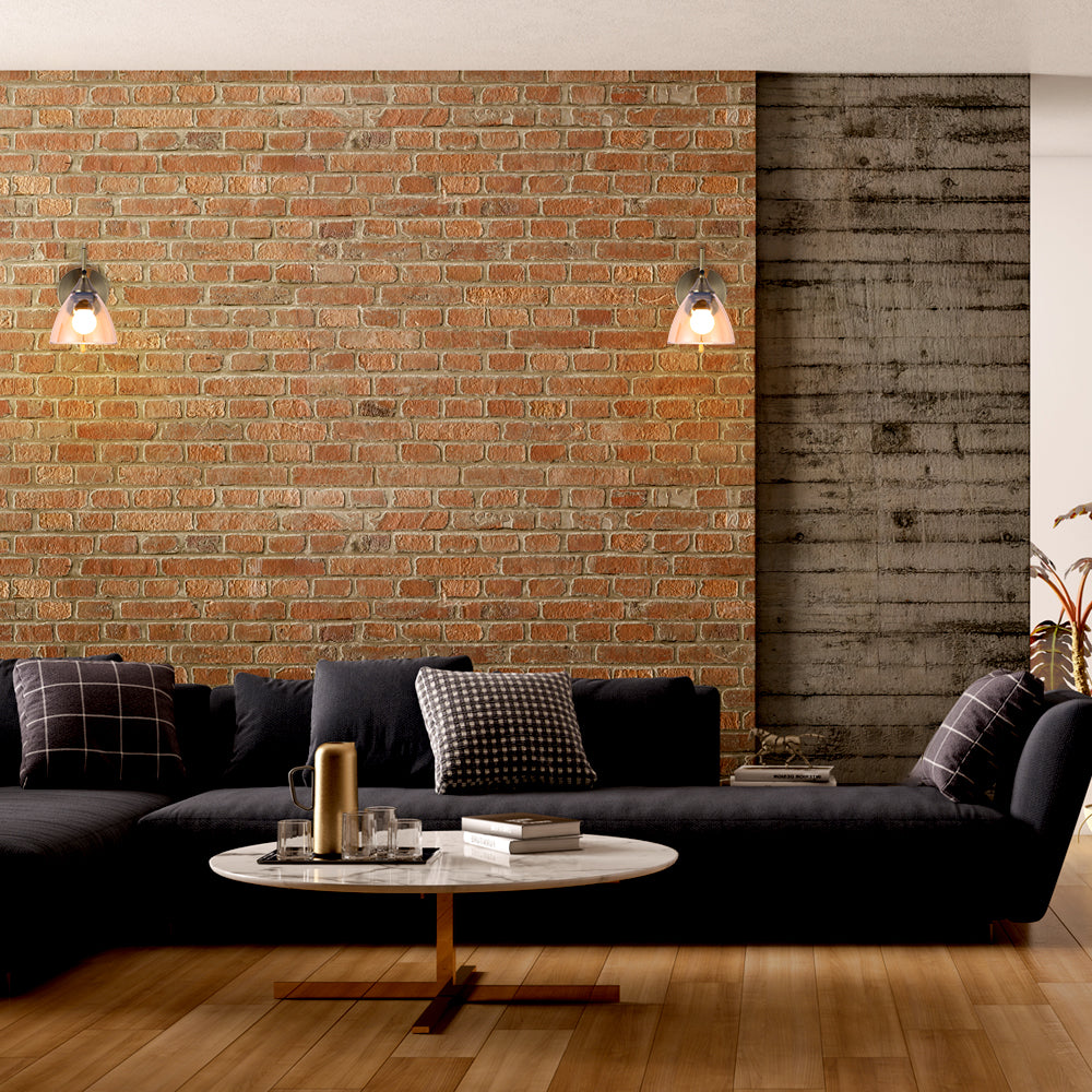 Lámpara de pared de vidrio en forma de cono con acabado dorado, ideal para salones modernos con estilo elegante.