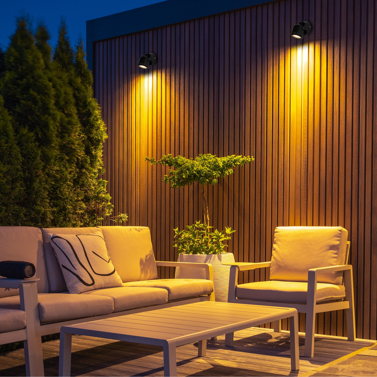 Luz de pared exterior inclinable, ideal para jardines modernos, brindando iluminación versátil y elegante en espacios al aire libre.