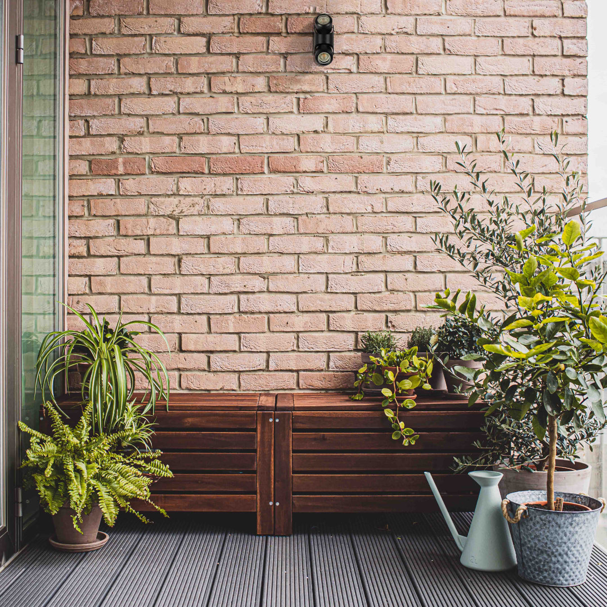 Aplique de pared exterior ajustable en negro, ideal para jardines y terrazas con un estilo moderno y funcional.