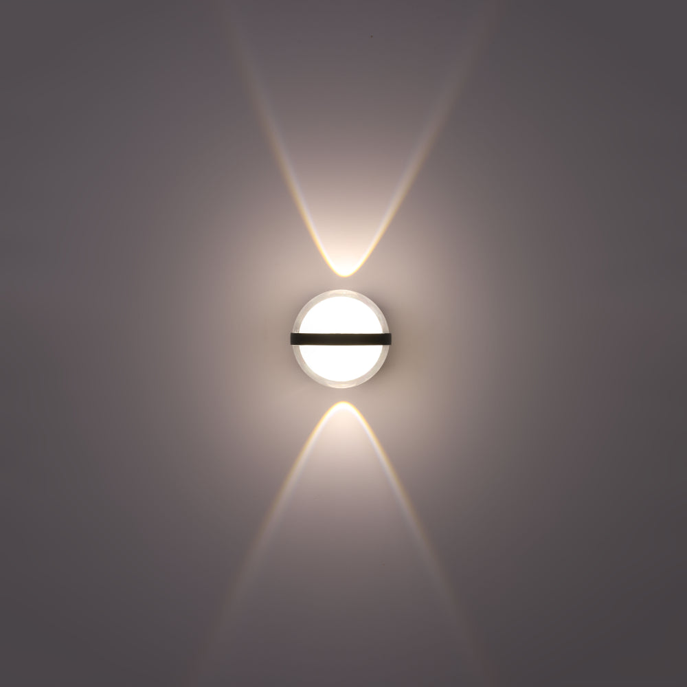 Luz de pared decorativa moderna de tres fuentes con LED, ideal para salones con estilo contemporáneo.