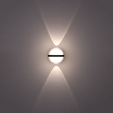 Luz de pared decorativa moderna de tres fuentes con LED, ideal para salones con estilo contemporáneo.
