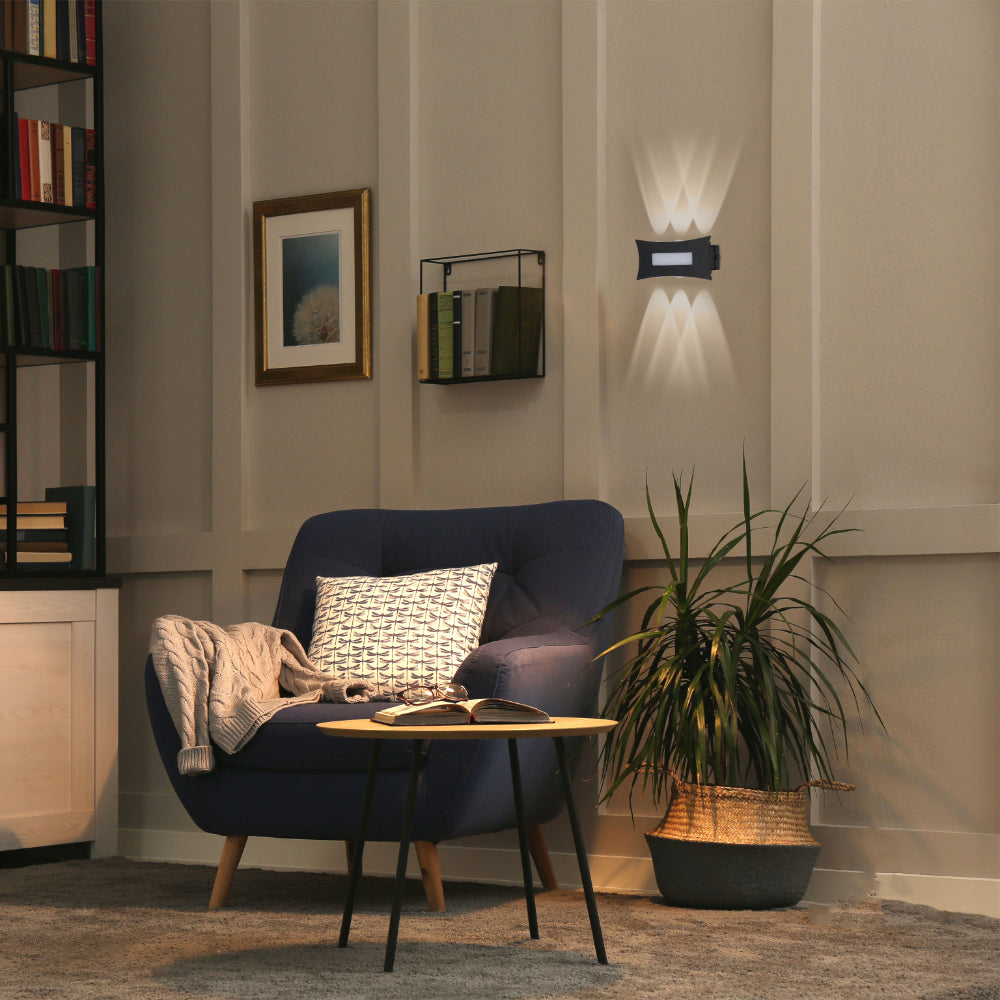 Luz de pared LED moderna, ideal para espacios contemporáneos. Emisión de luz hacia arriba y abajo para crear un ambiente acogedor.