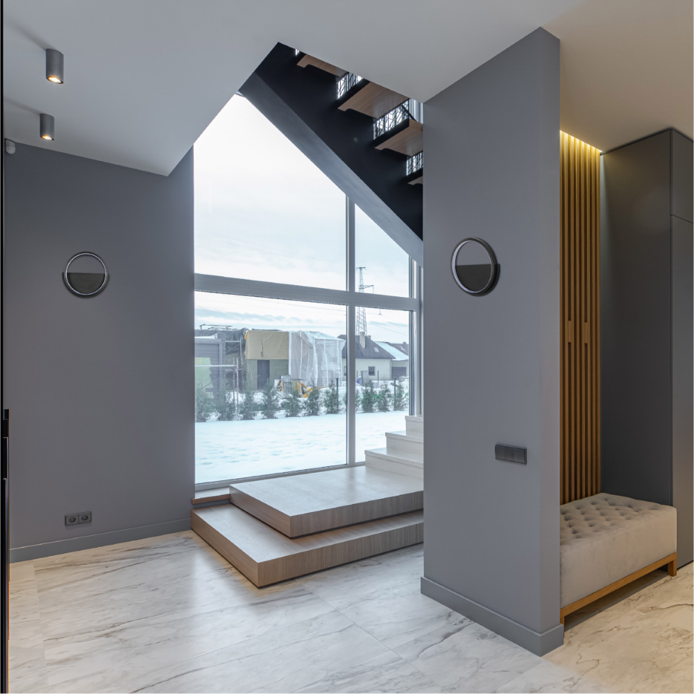 Luz de pared LED redonda negra, ideal para espacios modernos y minimalistas, perfecta para salas de estar o pasillos.