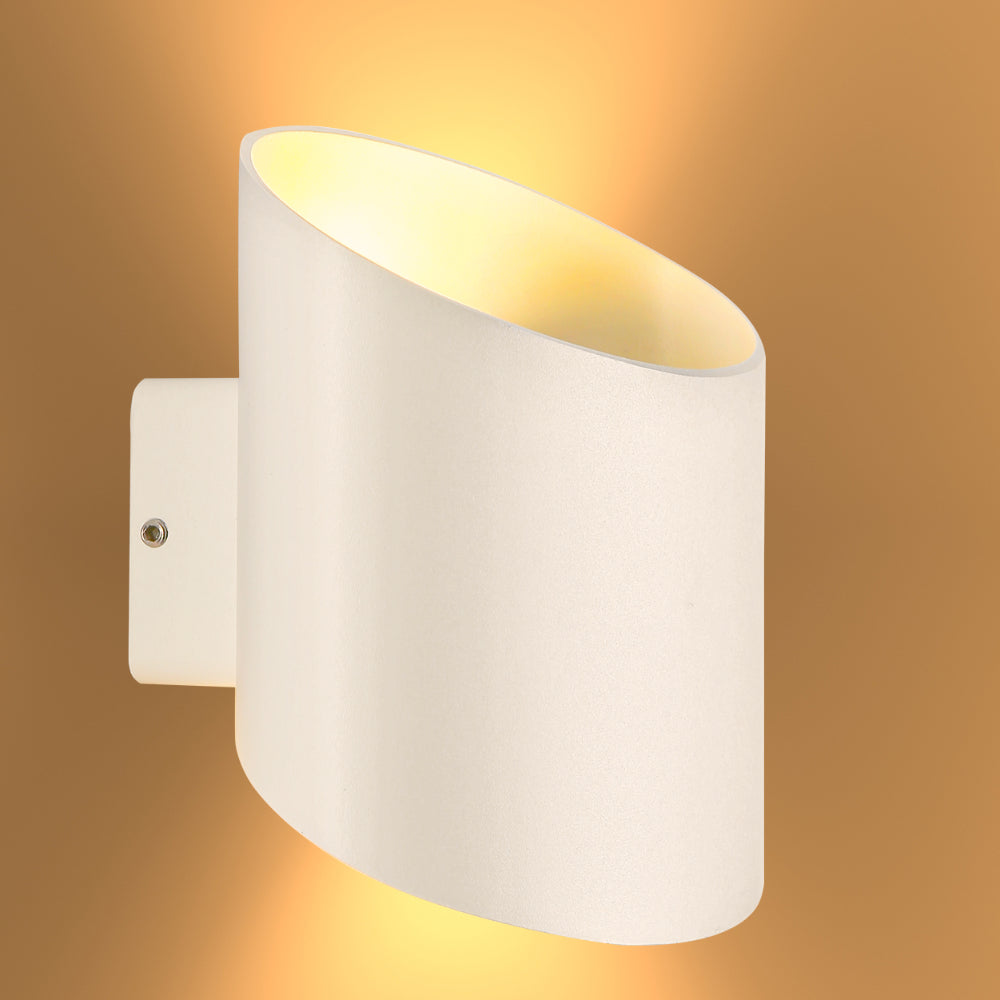 Luz LED de pared moderna en forma de cilindro para exteriores, ideal para fachadas con estilo contemporáneo.