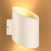 Luz LED de pared moderna en forma de cilindro para exteriores, ideal para fachadas con estilo contemporáneo.