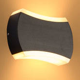 Luz de pared LED moderna en forma de arco, ideal para exteriores, perfecta para decoración contemporánea y espacios modernos.