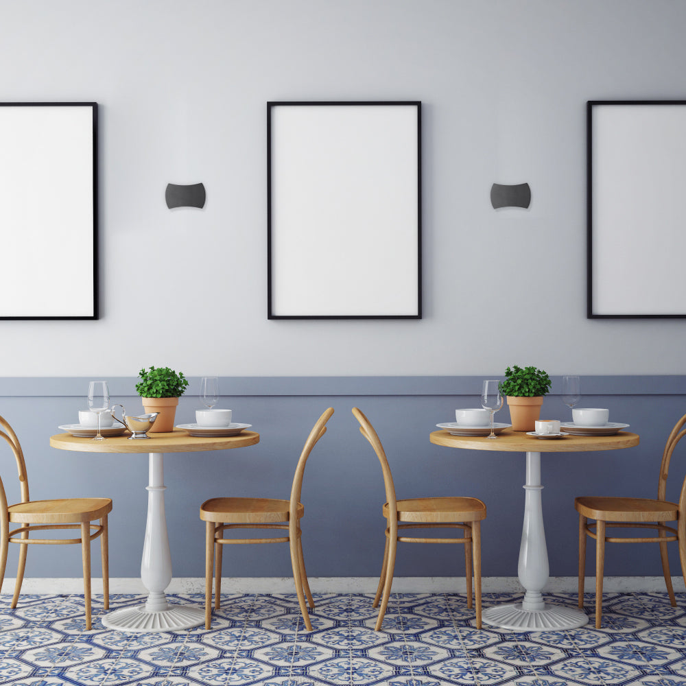 Luz de pared LED moderna negra de afuera, perfecta para iluminar fachadas en espacios exteriores contemporáneos.