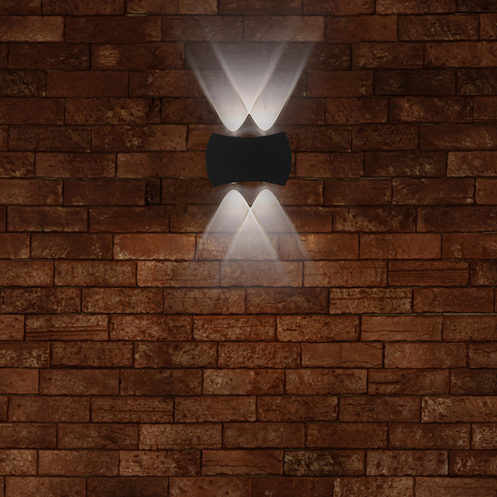 Aplique de pared LED moderno negro para exteriores, ideal para patios contemporáneos, ofreciendo iluminación ascendente y descendente.