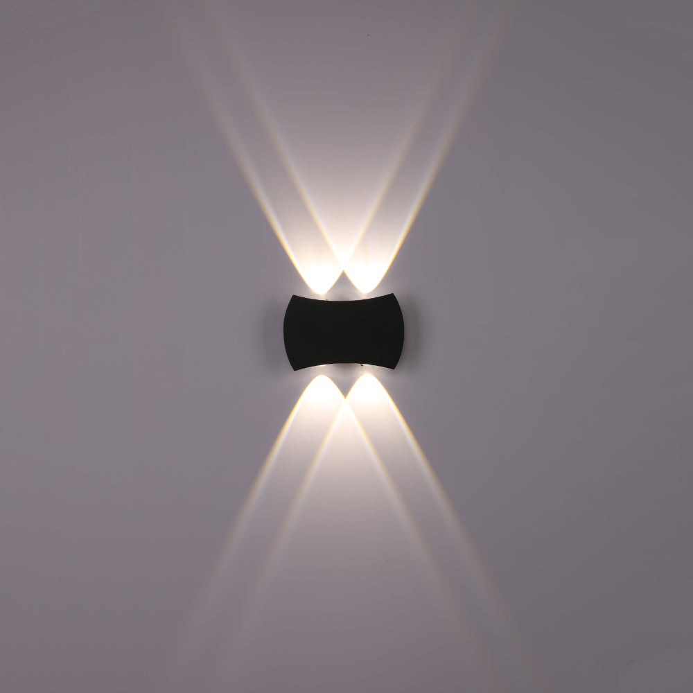 Luz de pared LED moderna negra para exteriores, perfecta para patios o entradas con estilo contemporáneo y funcional.