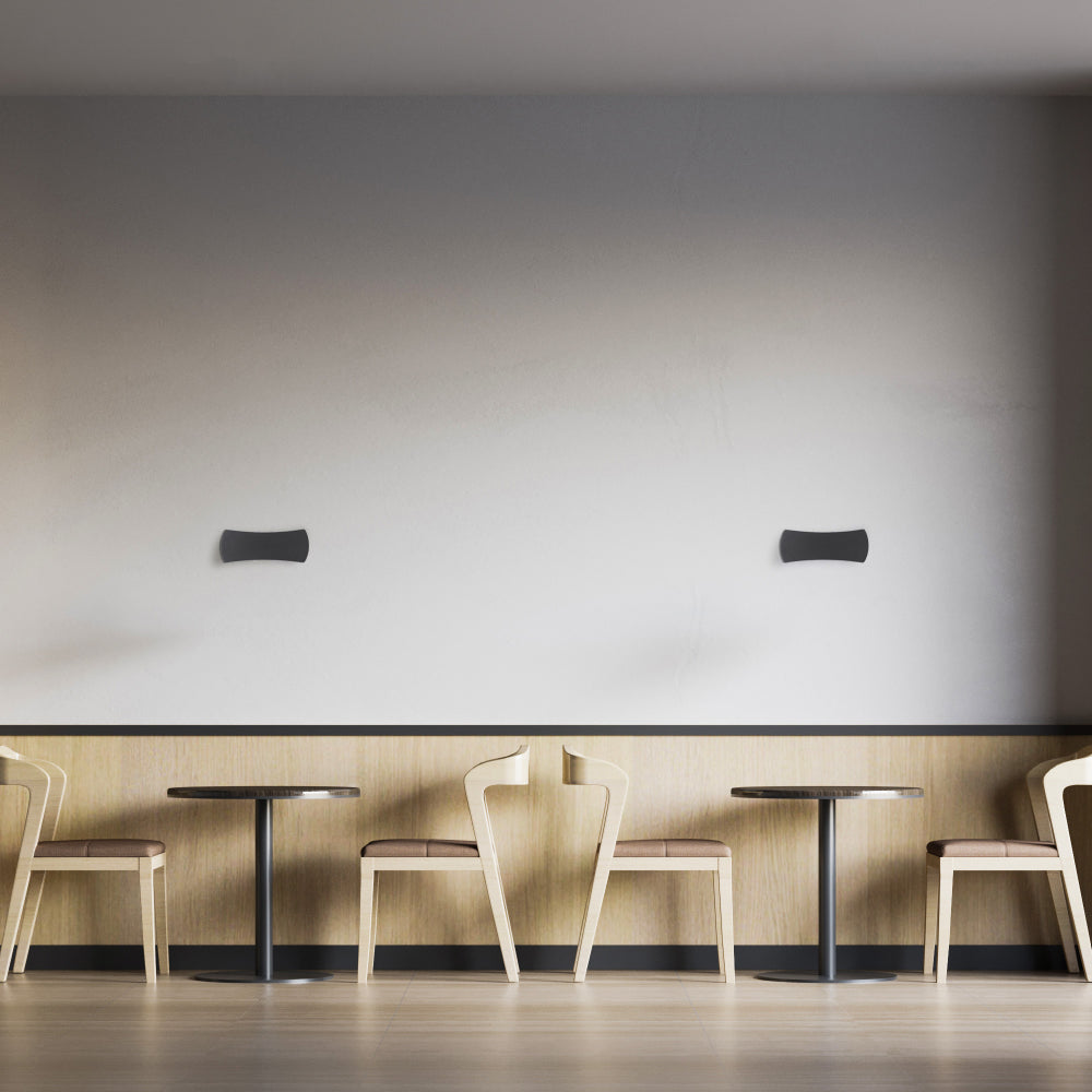 Luz de pared LED moderna negra, ideal para exteriores, perfecta para ambientar patios con estilo contemporáneo.
