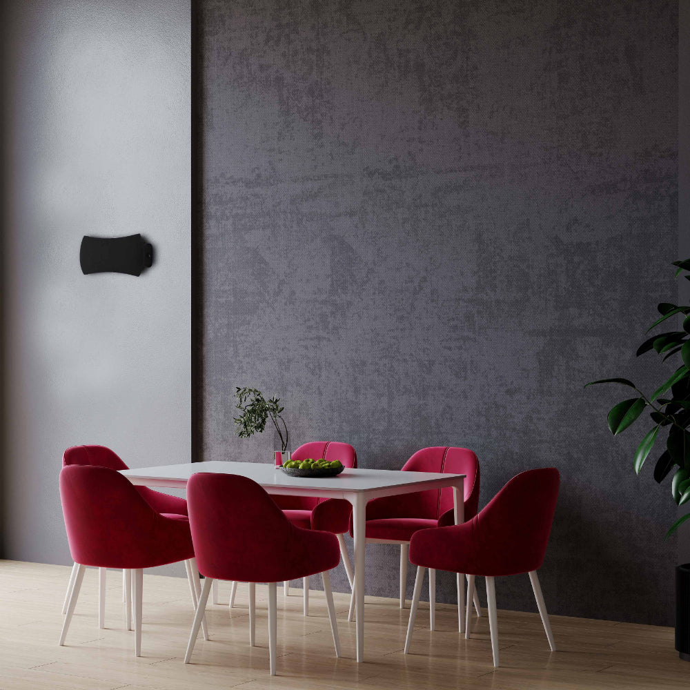 Luz de pared LED moderna de exterior en color negro, ideal para fachadas y entradas en estilos contemporáneos.