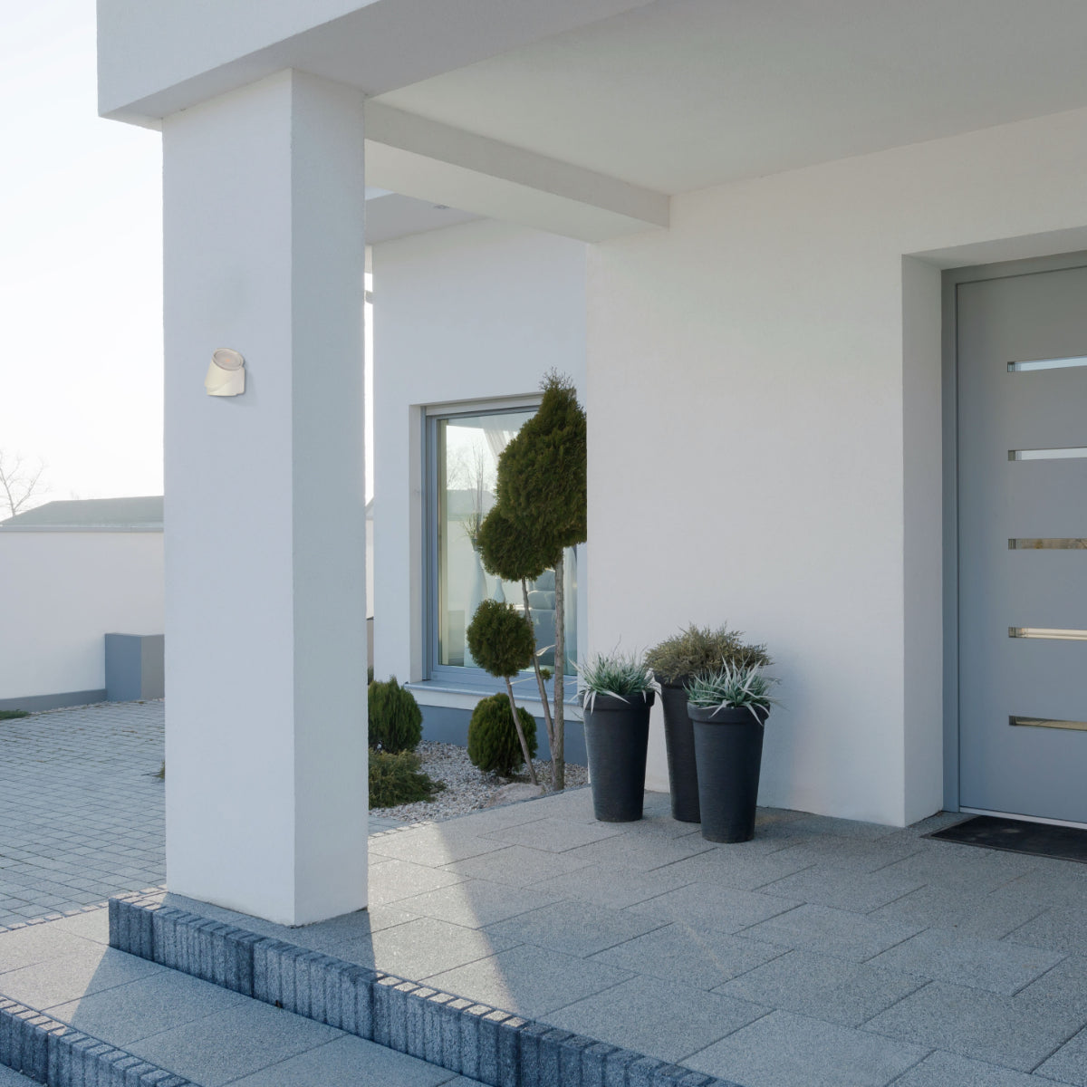 Luz de pared exterior LED con cilindros rotativos, ideal para jardines modernos y áreas al aire libre, brindando iluminación amplia y adaptable.