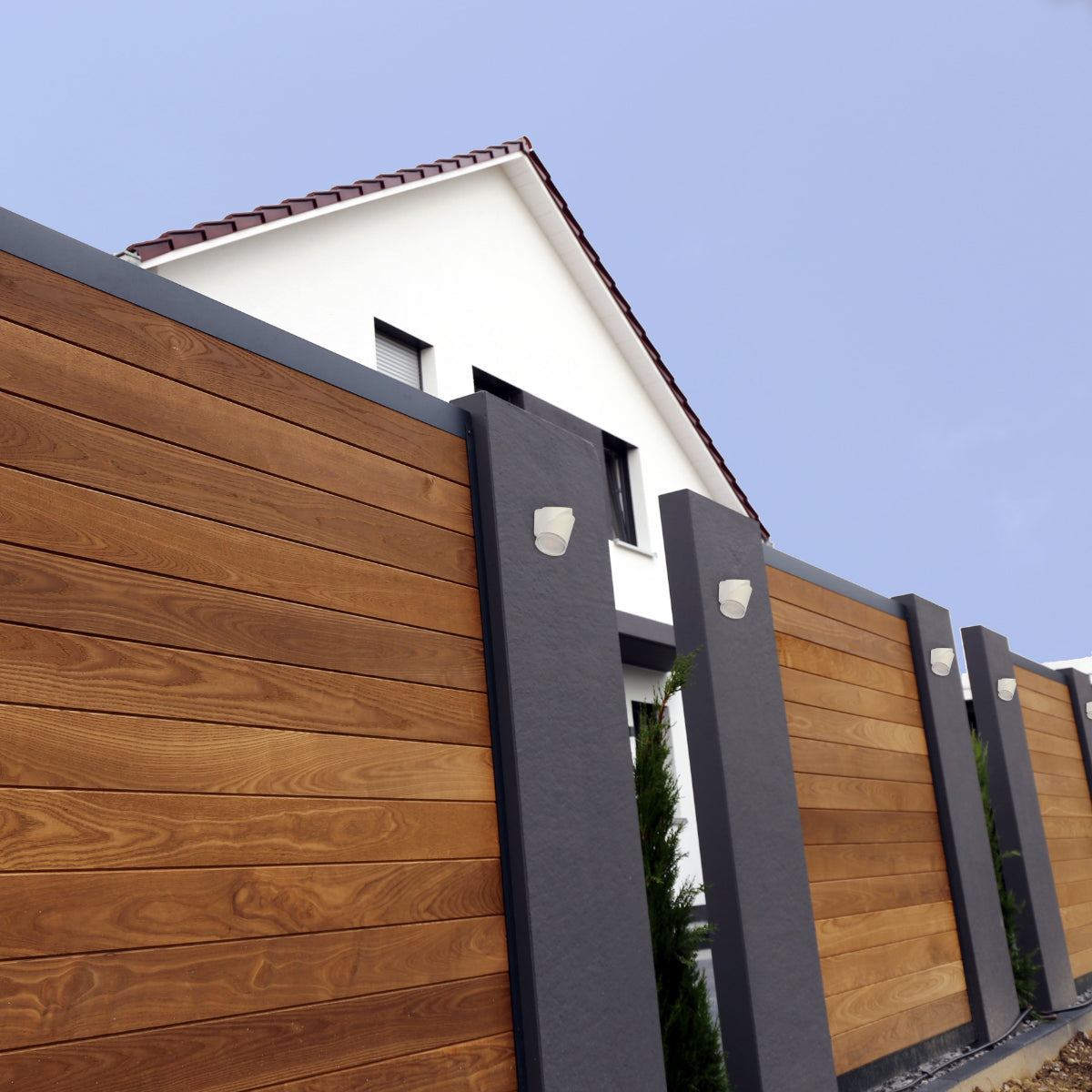 Aplique mural LED rotativo blanco, ideal para exteriores, aportando luz amplia en ambientes contemporáneos.