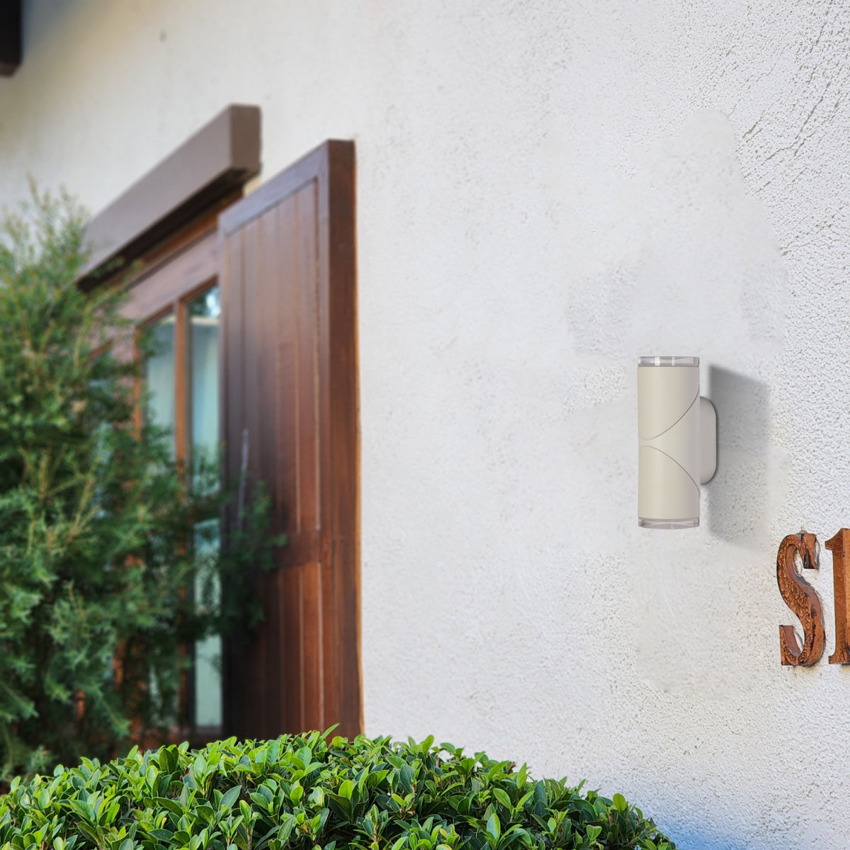 Aplique de pared LED exterior con cilindros rotatable, ideal para patios modernos y espacios al aire libre elegantes.