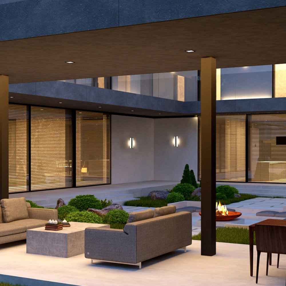 Luz de pared exterior LED de 20W, ideal para jardines modernos con estilo contemporáneo y eficiente iluminación.