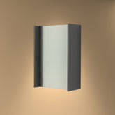 Luz de pared LED exterior de 20W, ideal para jardines modernos, combina funcionalidad y diseño elegante.