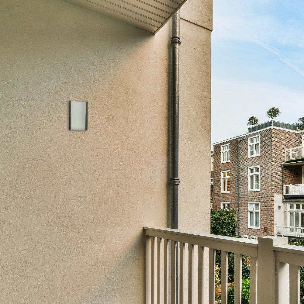 Luz de pared LED exterior de 20W, ideal para iluminar entradas modernas y patios contemporáneos. Diseño elegante y funcional.